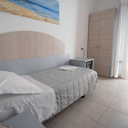 Hotel Petite Fleur Alba Adriatica Exterior foto