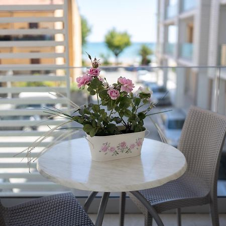 Hotel Petite Fleur Alba Adriatica Exterior foto
