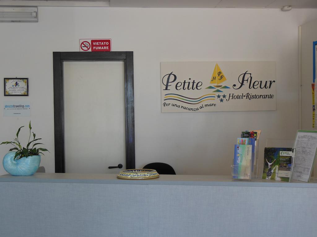 Hotel Petite Fleur Alba Adriatica Exterior foto