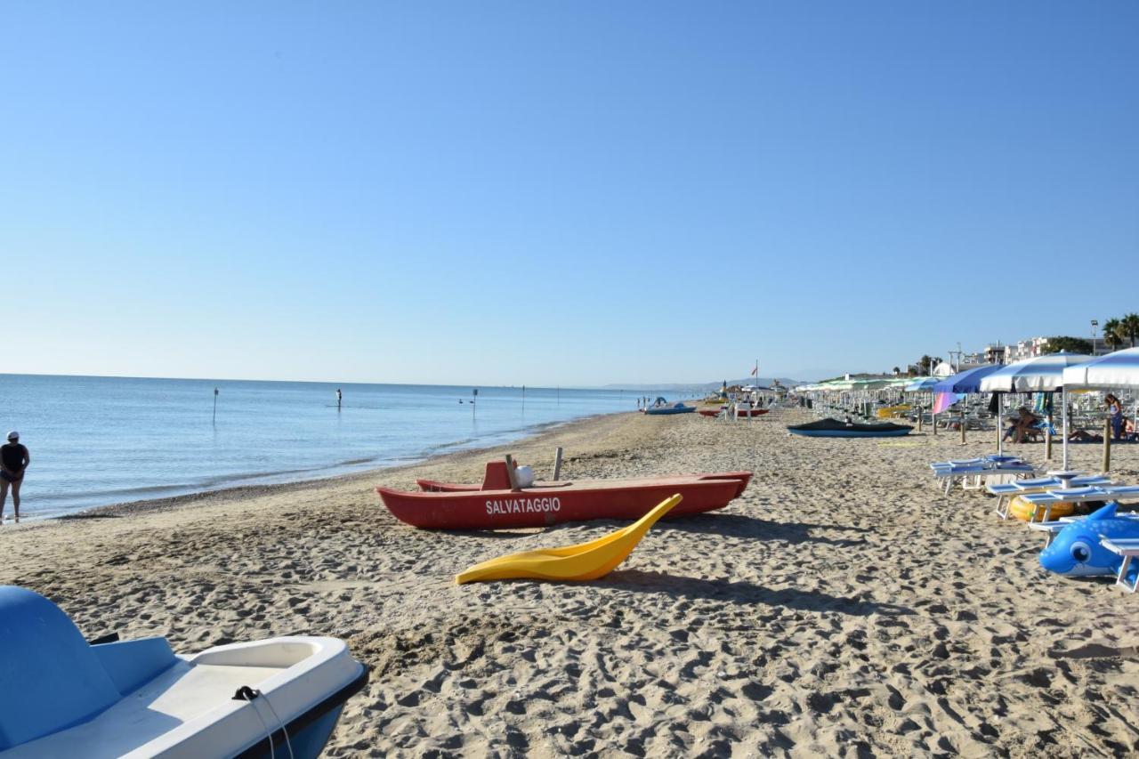 Hotel Petite Fleur Alba Adriatica Exterior foto