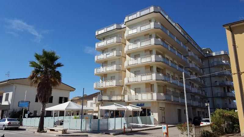 Hotel Petite Fleur Alba Adriatica Exterior foto