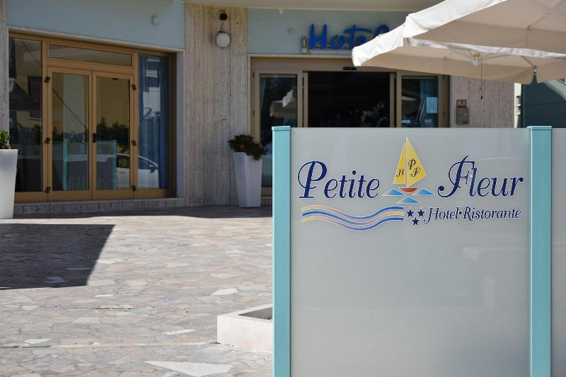 Hotel Petite Fleur Alba Adriatica Exterior foto
