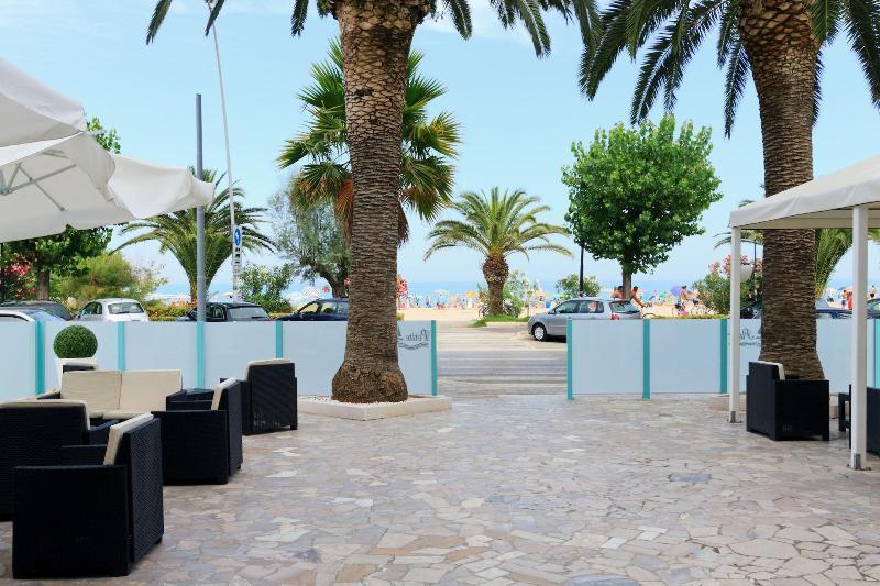 Hotel Petite Fleur Alba Adriatica Exterior foto