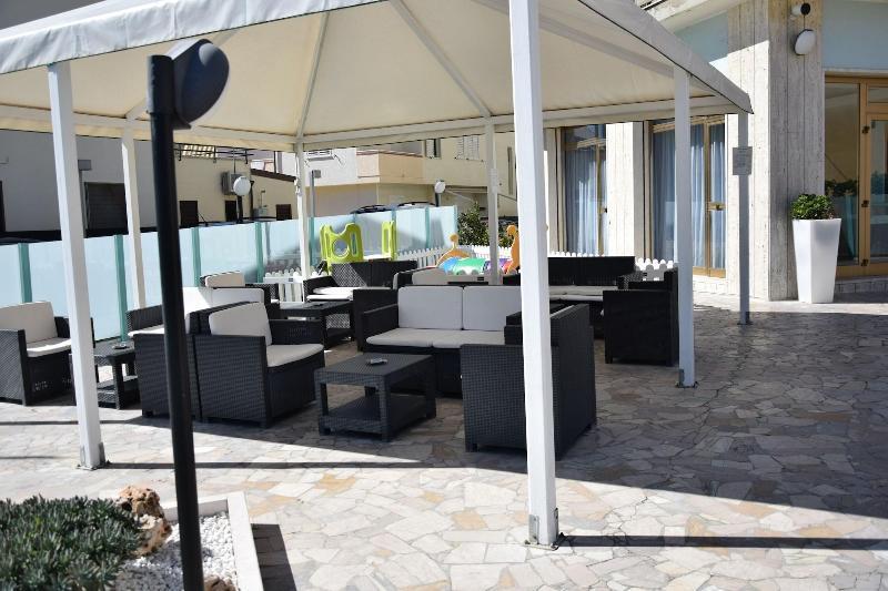 Hotel Petite Fleur Alba Adriatica Exterior foto