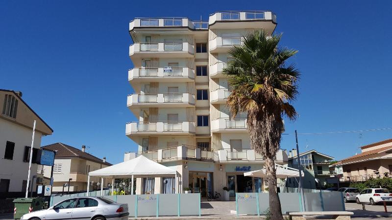 Hotel Petite Fleur Alba Adriatica Exterior foto