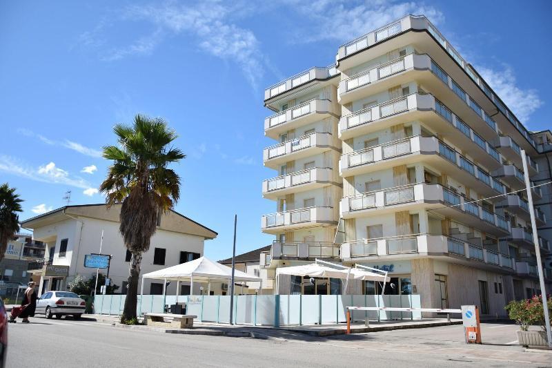 Hotel Petite Fleur Alba Adriatica Exterior foto
