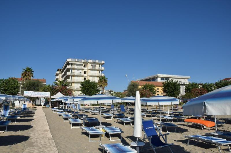 Hotel Petite Fleur Alba Adriatica Exterior foto