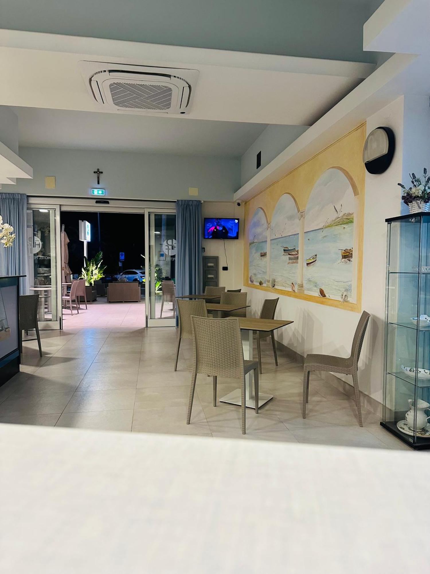 Hotel Petite Fleur Alba Adriatica Exterior foto