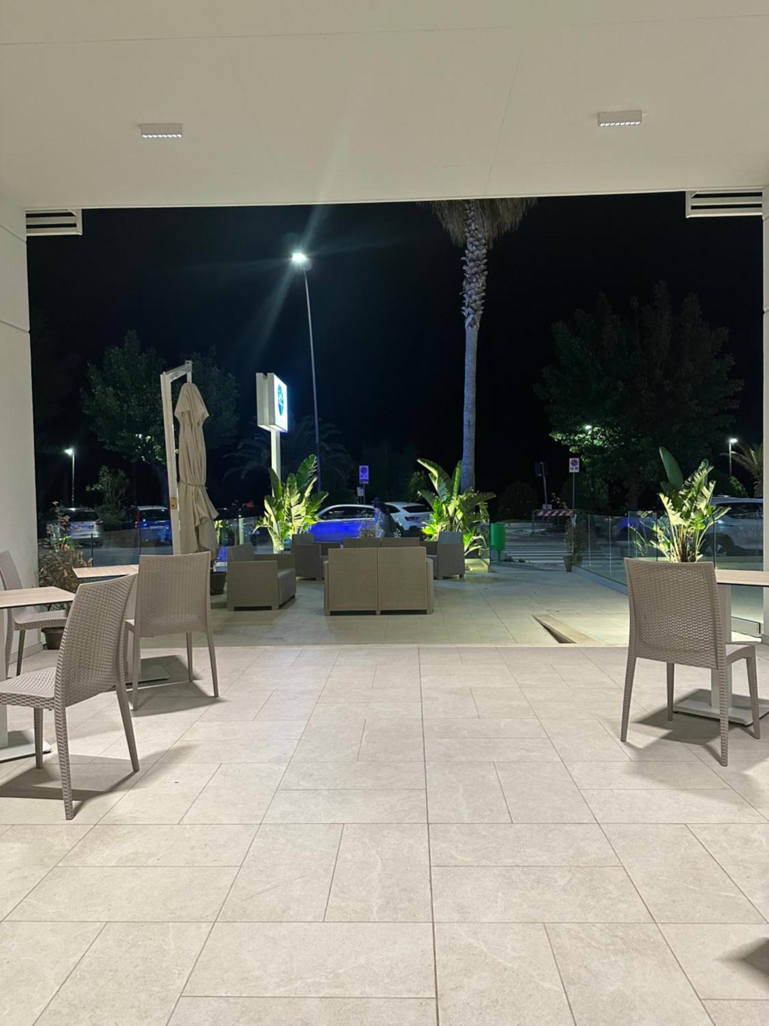 Hotel Petite Fleur Alba Adriatica Exterior foto