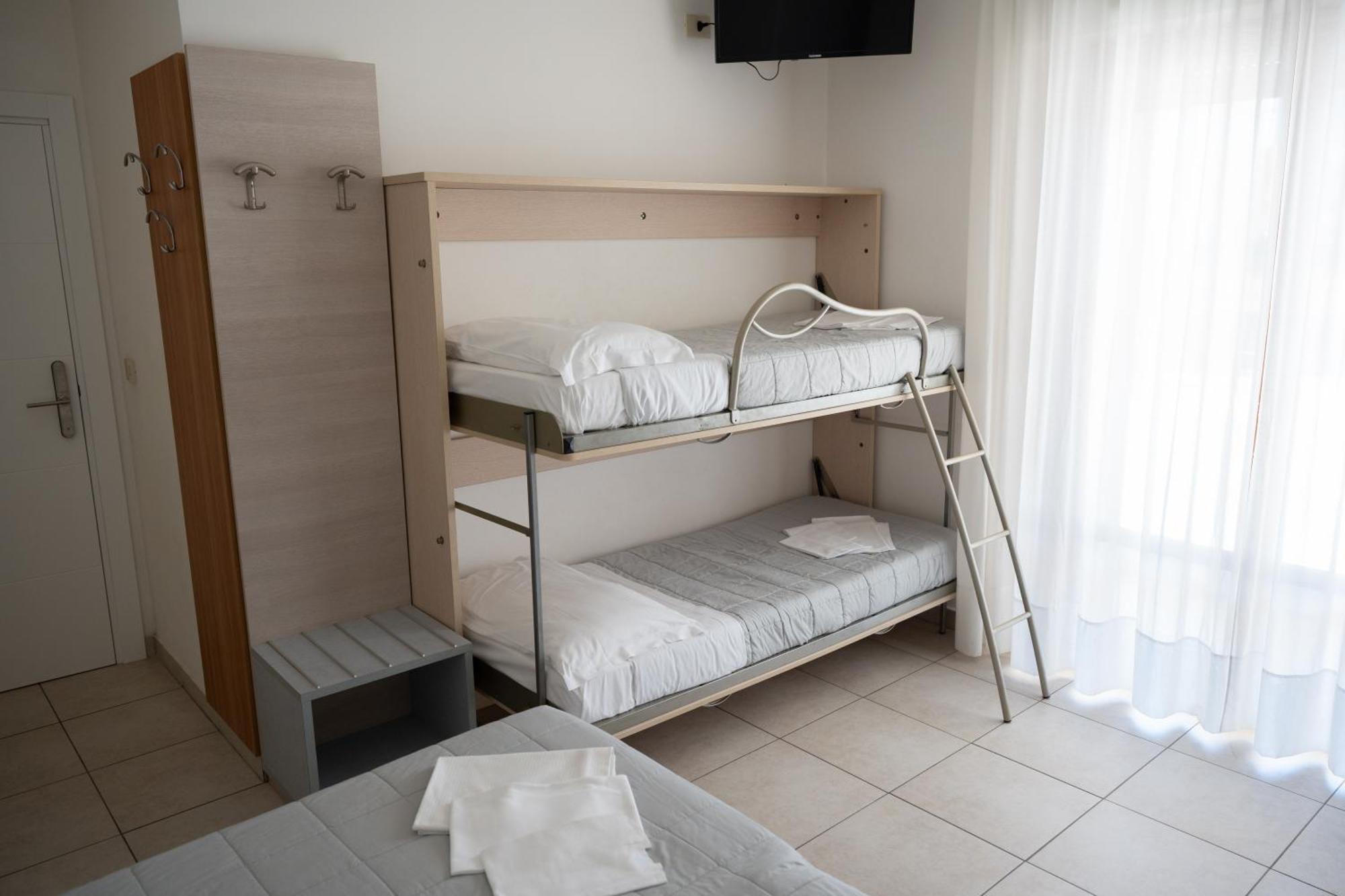 Hotel Petite Fleur Alba Adriatica Exterior foto