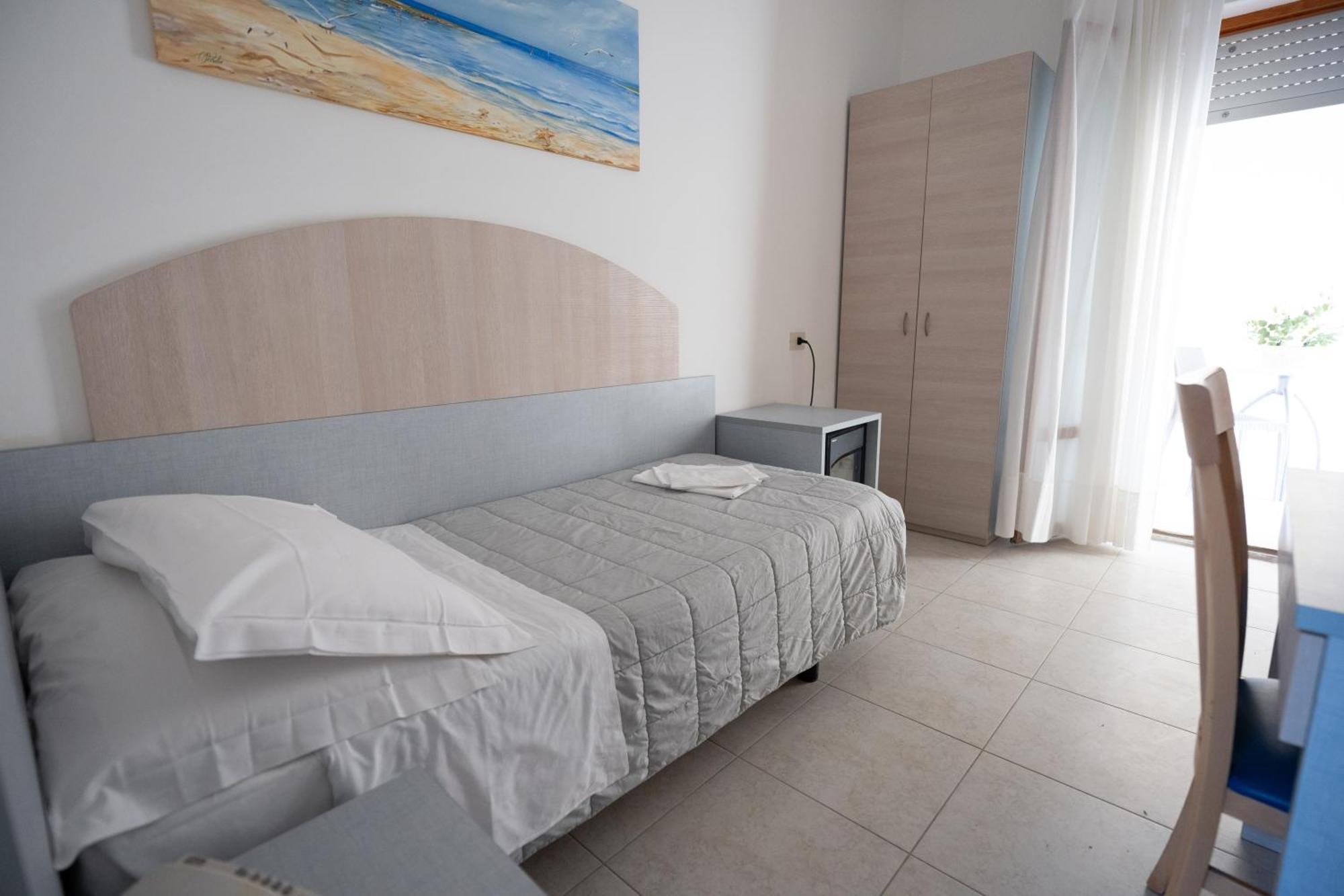 Hotel Petite Fleur Alba Adriatica Exterior foto