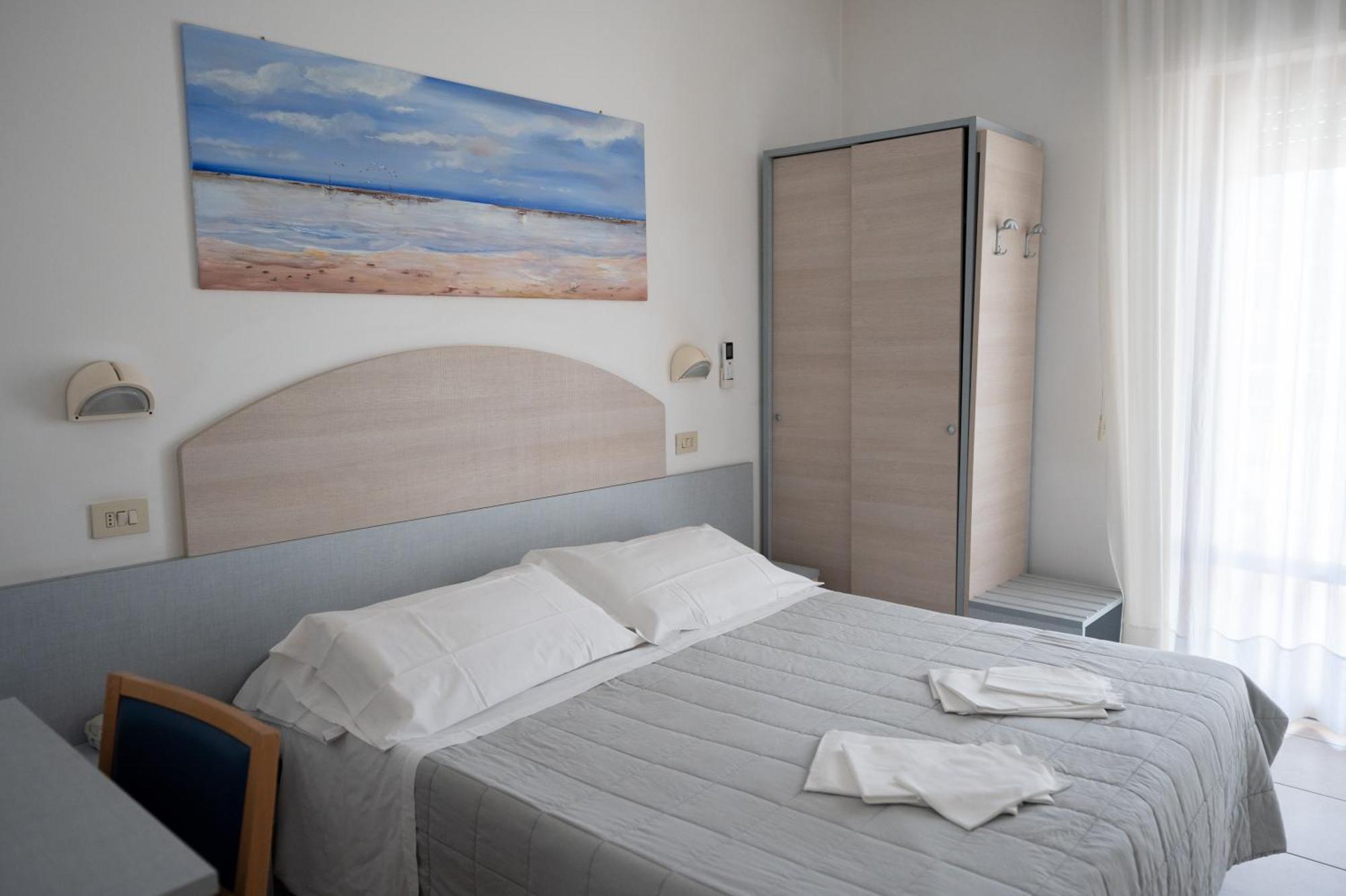Hotel Petite Fleur Alba Adriatica Exterior foto