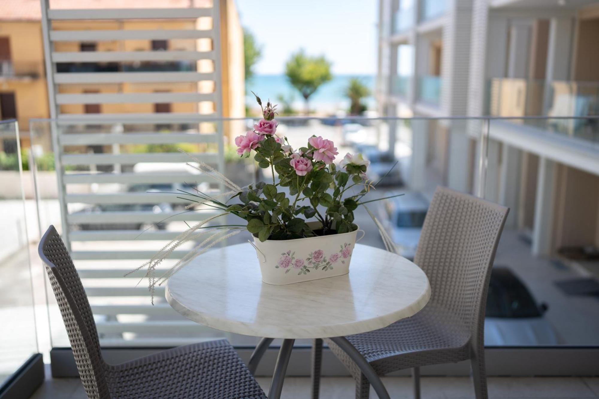 Hotel Petite Fleur Alba Adriatica Exterior foto