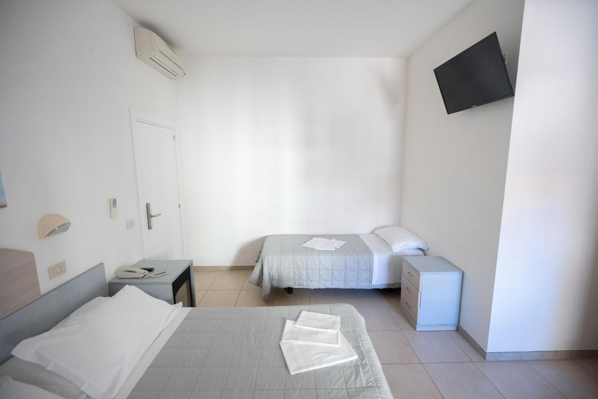 Hotel Petite Fleur Alba Adriatica Exterior foto