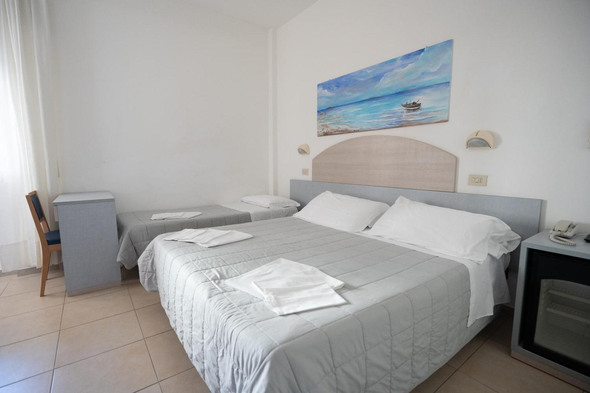 Hotel Petite Fleur Alba Adriatica Exterior foto
