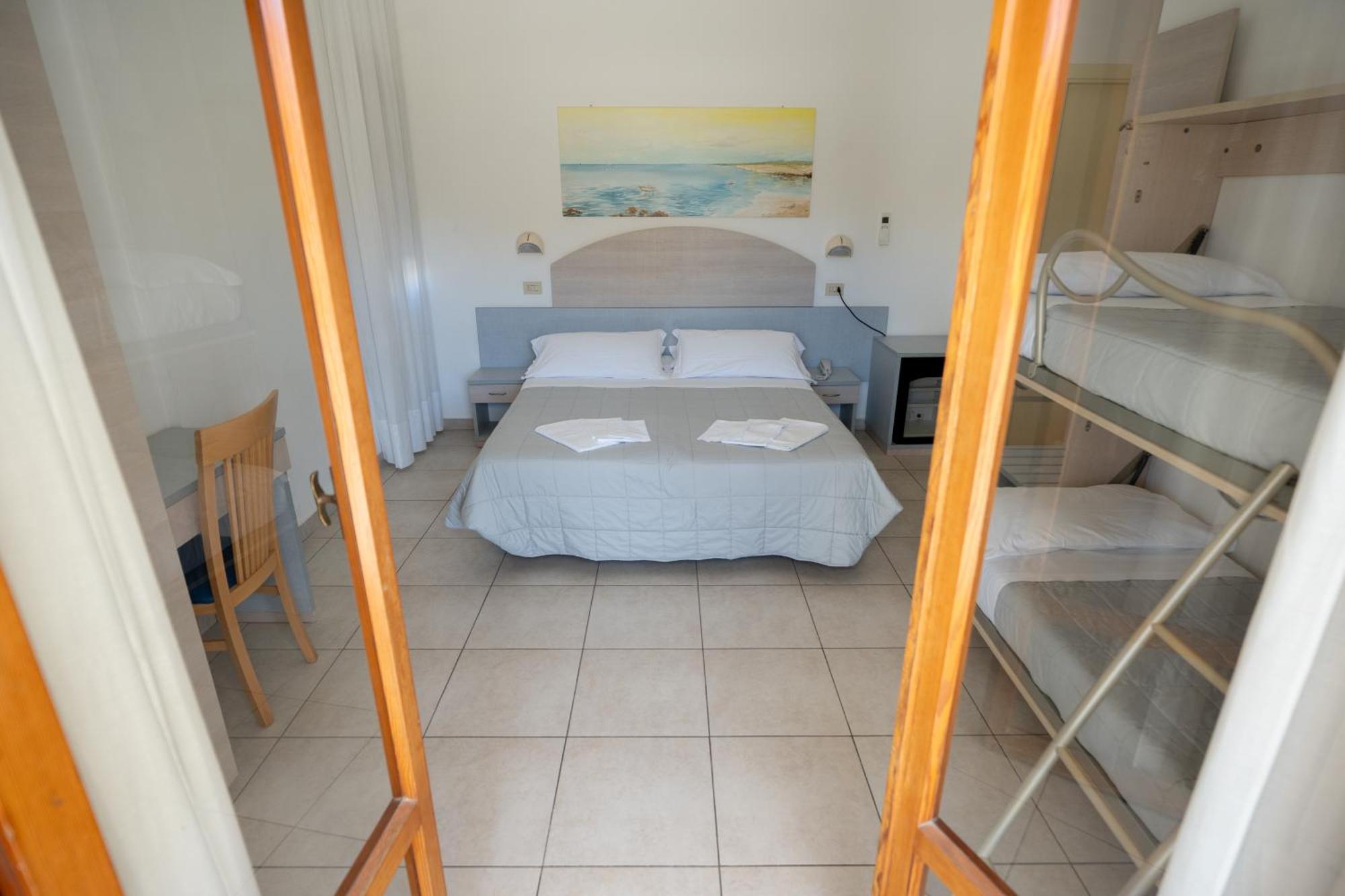 Hotel Petite Fleur Alba Adriatica Exterior foto