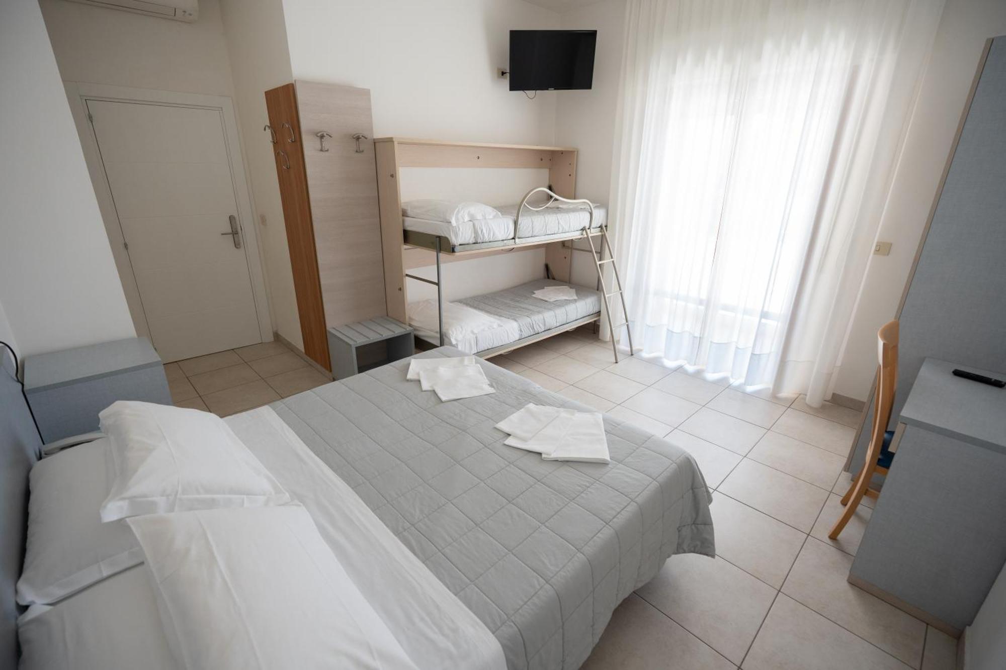 Hotel Petite Fleur Alba Adriatica Exterior foto