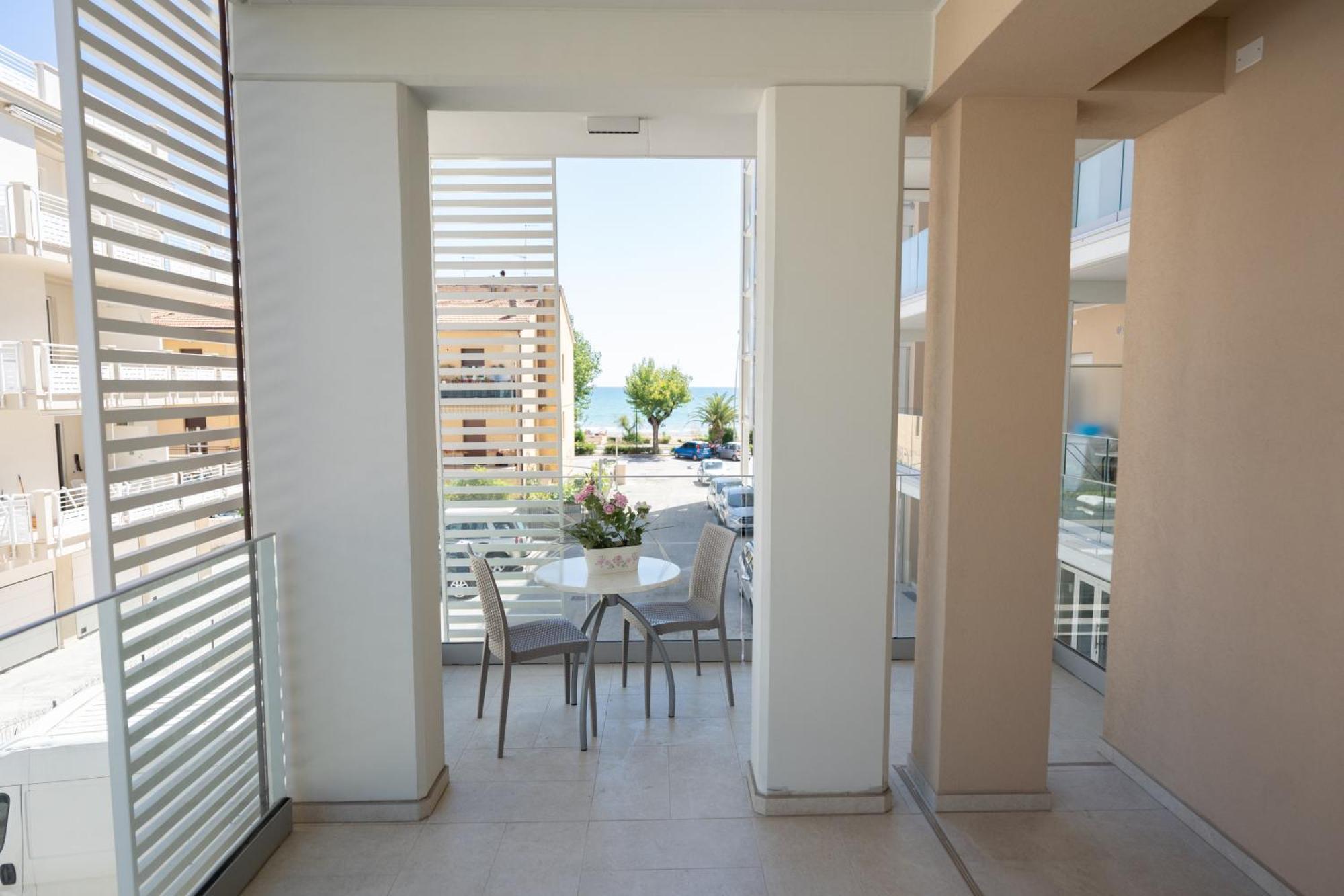 Hotel Petite Fleur Alba Adriatica Exterior foto