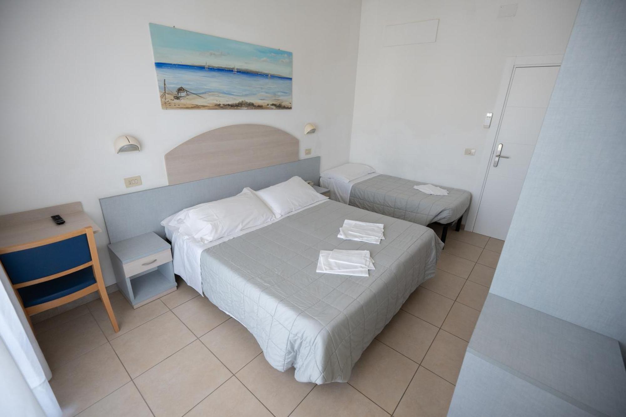 Hotel Petite Fleur Alba Adriatica Exterior foto