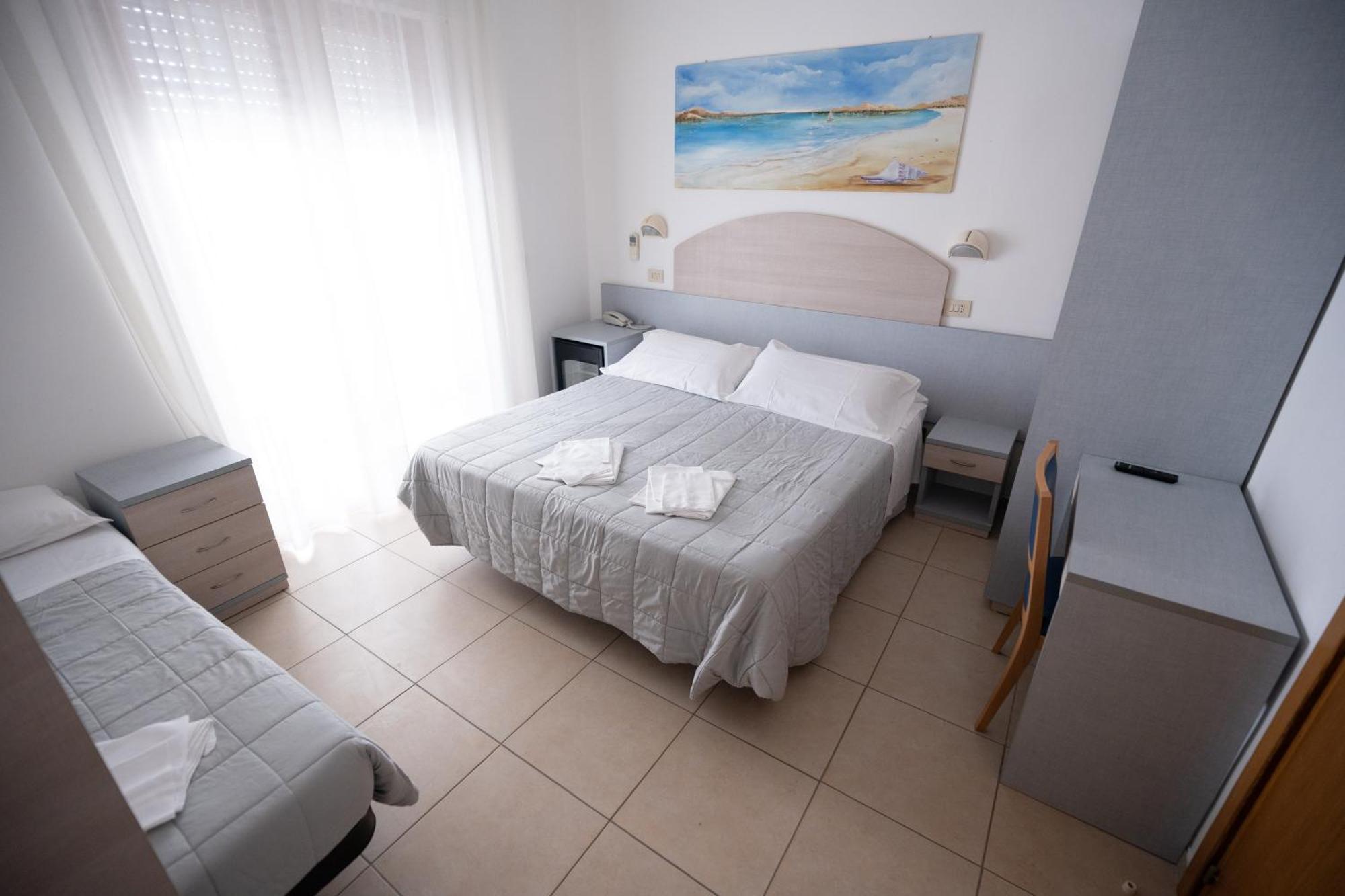 Hotel Petite Fleur Alba Adriatica Exterior foto