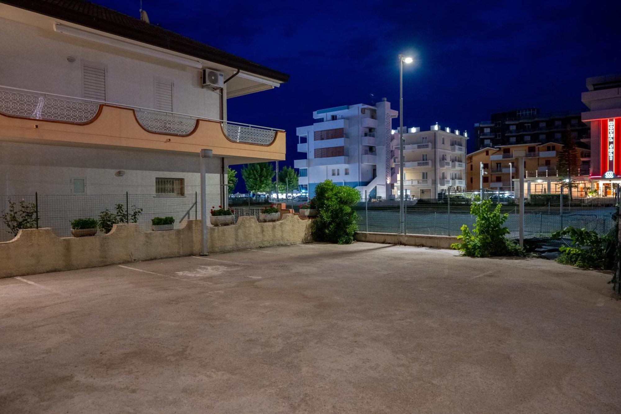 Hotel Petite Fleur Alba Adriatica Exterior foto