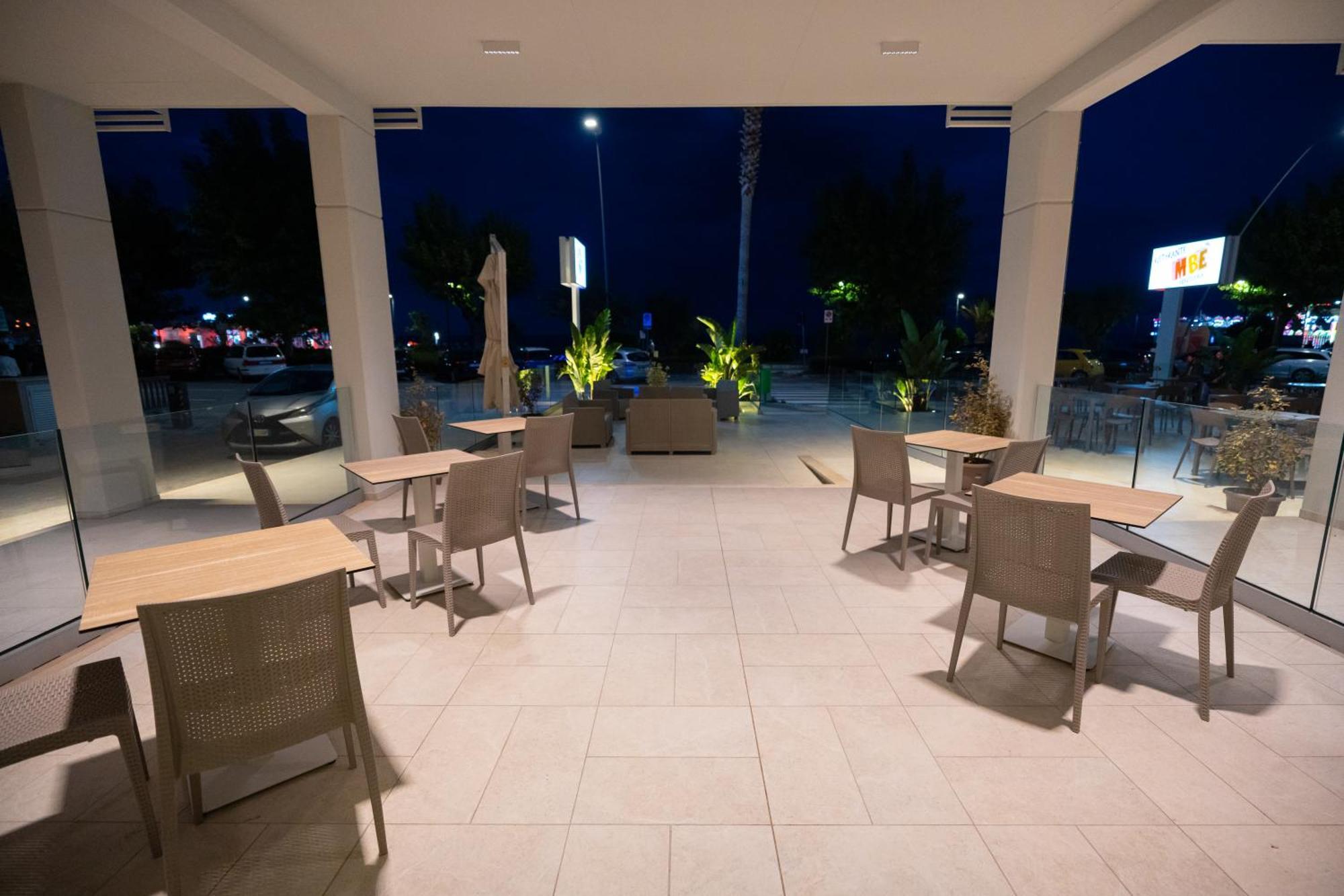 Hotel Petite Fleur Alba Adriatica Exterior foto