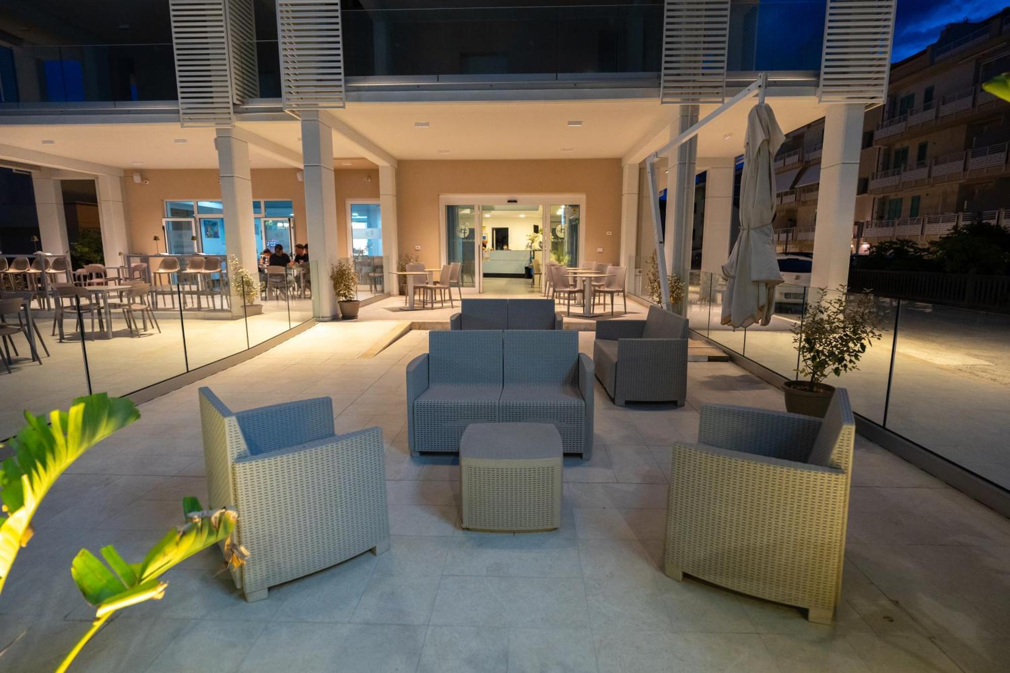 Hotel Petite Fleur Alba Adriatica Exterior foto