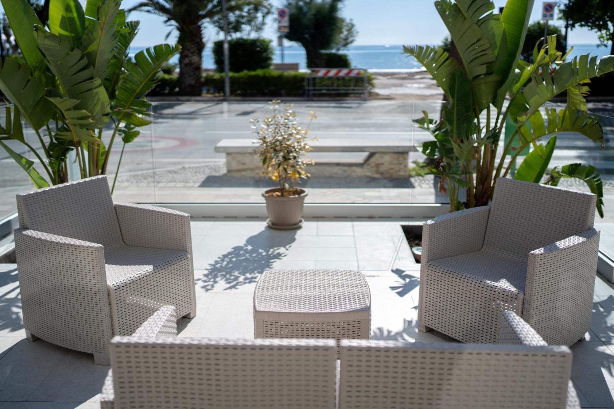 Hotel Petite Fleur Alba Adriatica Exterior foto