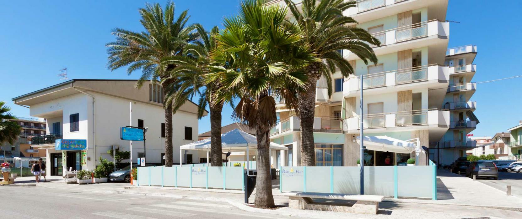 Hotel Petite Fleur Alba Adriatica Exterior foto